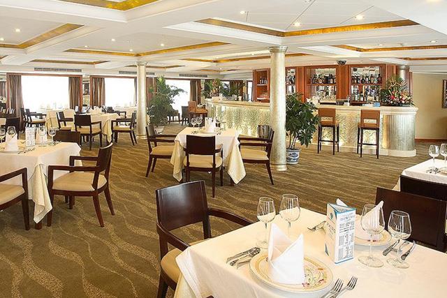 世纪江山如诗游轮西餐厅