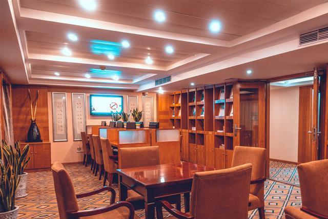 长江发现号游轮阅览室