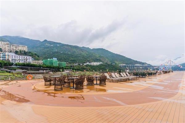 世纪梦想号游轮顶层甲板