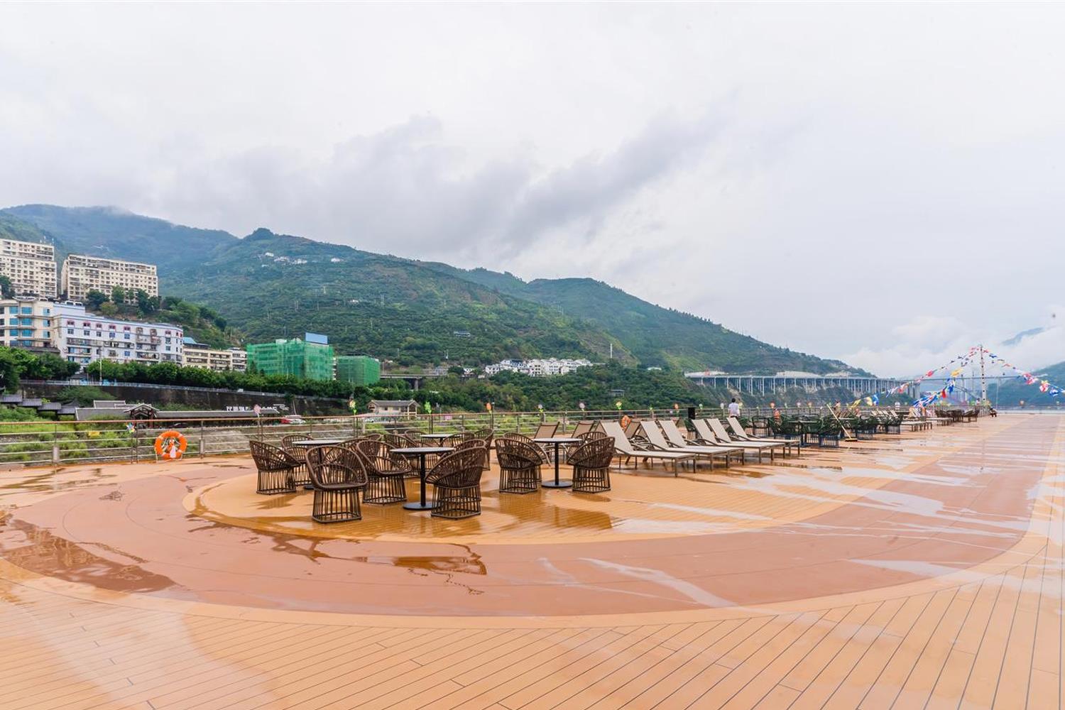 世纪梦想号顶层观景甲板图片