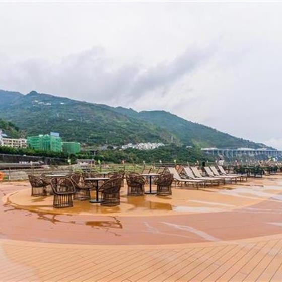 世纪梦想号游轮顶层甲板